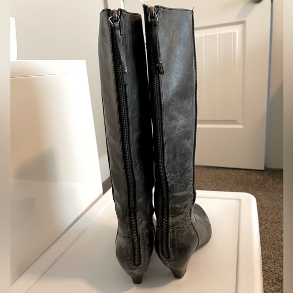 Frye Steffi Back Zip boots. Size 7.5. Great condition. - Picture 5 of 6